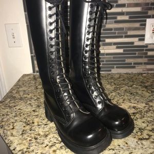 SOLD.  Dr Martens 1420 20 Hole Heel Boots UK4/US6